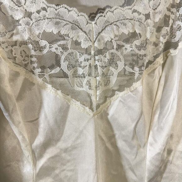 Vassarette Vintage Ivory Lace Trim Camisole Slip Top - Picture 2 of 4